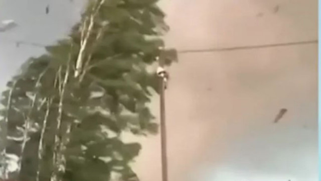 Повече от 90 частни домове бяха повредени от мощно торнадо