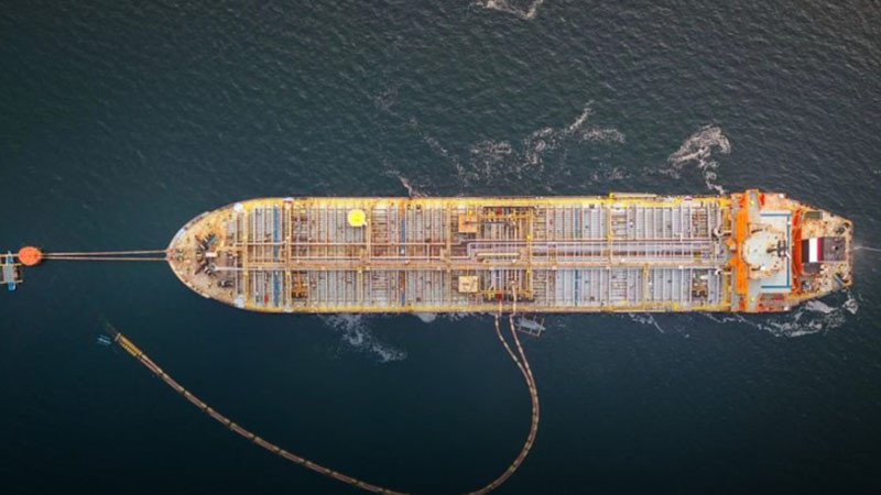Великобритания продава 100 000 тона конфискуван руски петрол и дава парите на Украйна