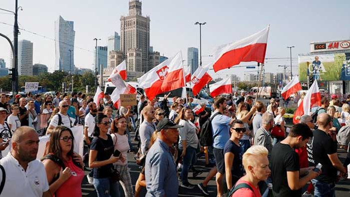 Стотици души протестираха във Варшава срещу COVID-мерките