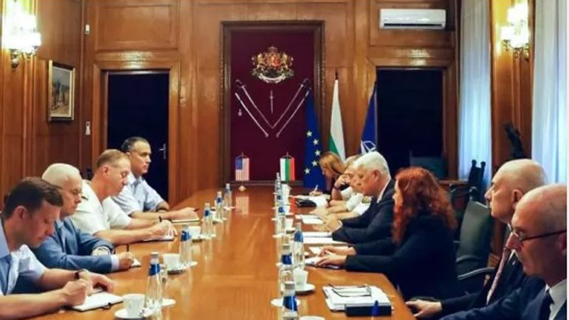 Министър Стоянов и адмирал Уайкоф обсъдиха сигурността в Черно море и укрепването на Източния фланг