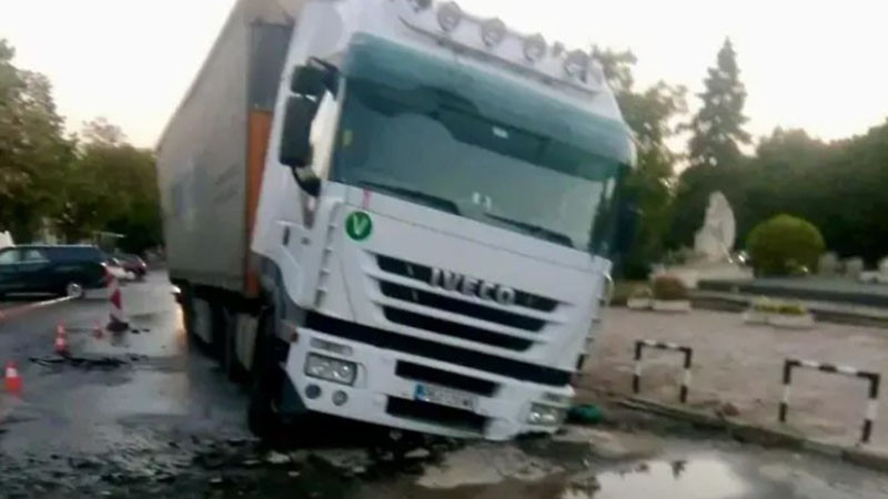 Тир се блъсна в мантинелата на АМ “Тракия” и се озова в канавка, шофьорът получил инсулт