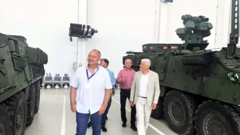 Министър Димитър Стоянов провери сглобяването на бойните машини „Страйкър“ в ТЕРЕМ