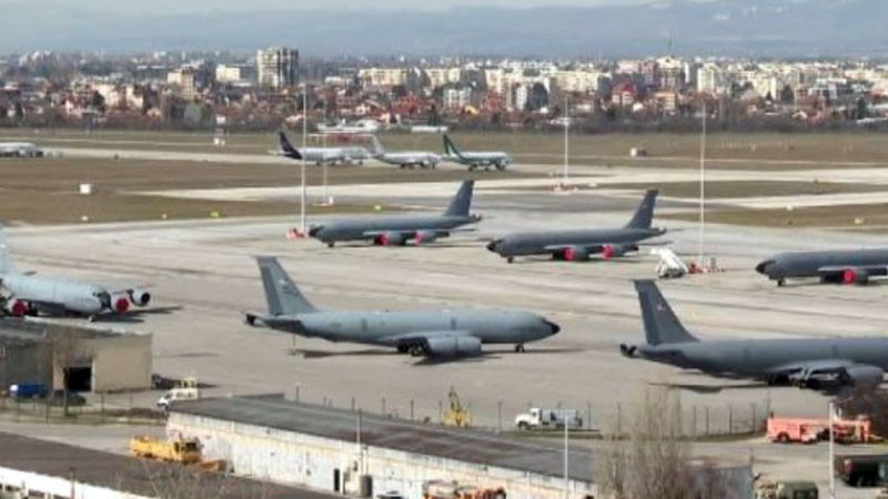 Част от американските военни самолети отлетяха от столичното летище, останалите – до дни