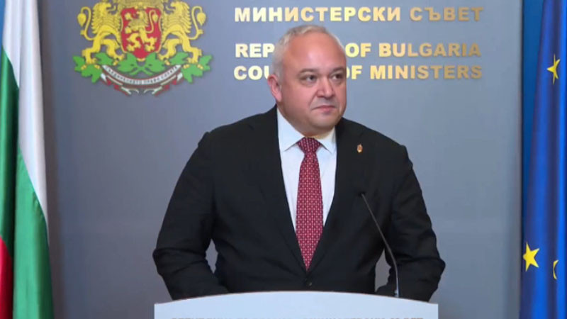 Демерджиев проверява за доставката на мантинели 2 фирми, зад които стоял бивш премиер
