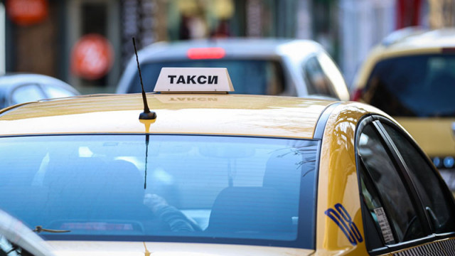 Таксиметров шофьор засне без разрешение спящо 21 годишно момиче на задната седалка