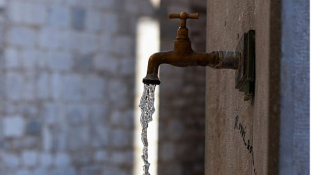 Минералната вода от обществената чешма пред плувен комплекс Приморски във