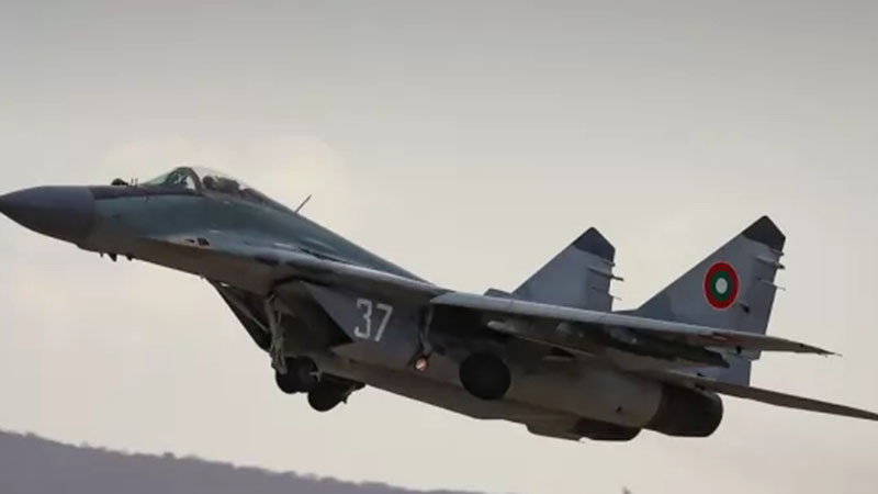 МиГ-29 ескортира пътнически самолет над България, подал сигнал „незаконна намеса на борда”
