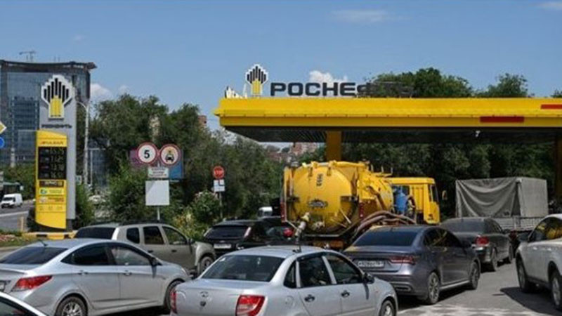 Горивна криза в Русия: Над 30 региона въведоха лимити за бензин, на места върнаха купонната система