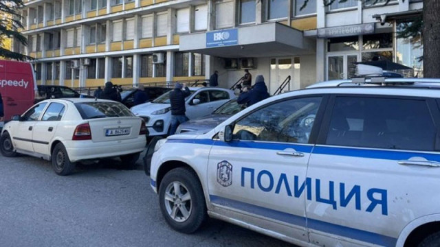 Изпълнителният директор на ВиК Бургас Цветан Мирчев и още един служител на дружеството