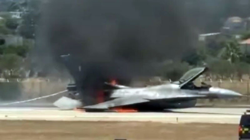 Изтребител F-16 се запали по време на полет и кацна аварийно на Закинтос (ВИДЕО)