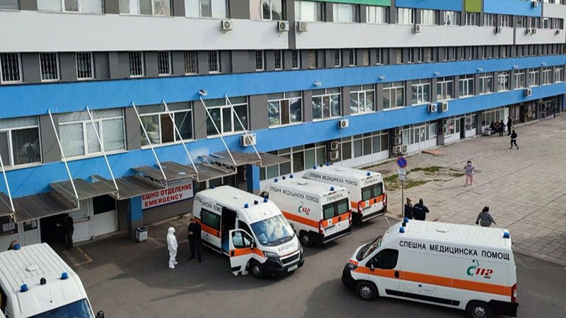 Млад шофьор блъсна 7-годишно момиченце пред блок в Бургас