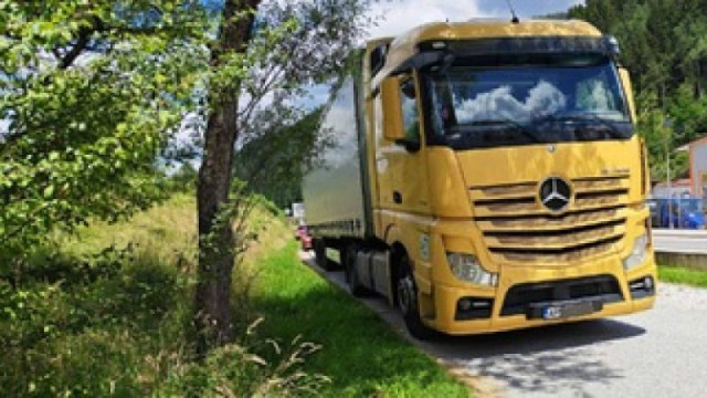 Пиян румънски водач на камион опита да подкупи полицаи в Чепеларе