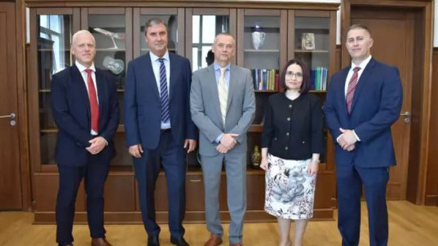 Временно изпълняващият функциите главен прокурор Ваня Стефанова награди служители на