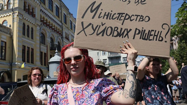 Уволнението на украинския министър на отбраната Михайло Федоров предизвика една