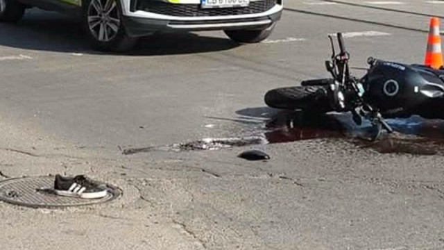 Мъж и жена пострадаха след като моторът с който пътуваха беше