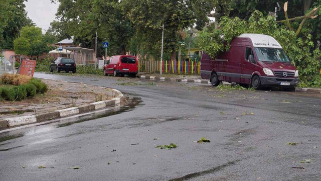 Силна буря с едра градушка нанесе сериозни щети в Ямболско съобщават