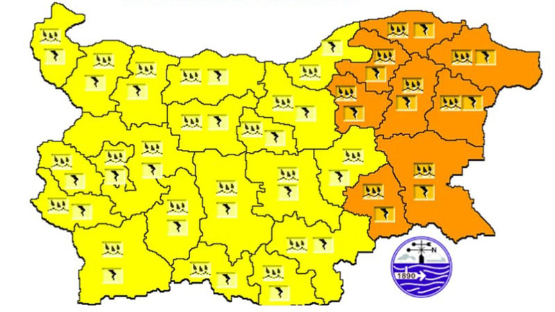 България е с двойно предупреждение за опасно време с валежи, гръмотевични бури и градушки