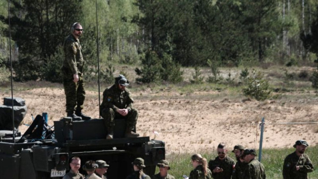 Латвийски военни са използвали сълзотворен газ и са произвели предупредителен