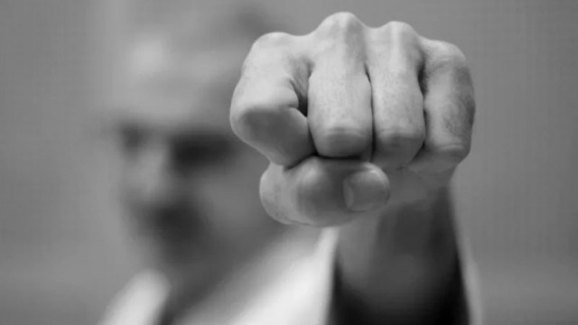 Двама служители на фирма за бързи кредити пребиха 54 годишен