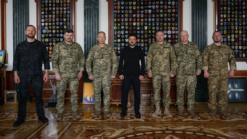 "Нойе Цюрхер Цайтунг": Зеленски се стреми към пълен контрол, но няма да стане Путин
