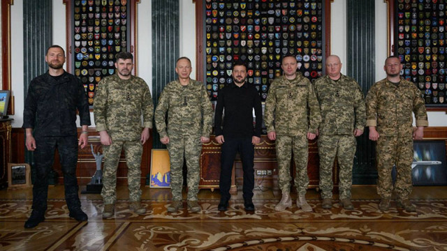Украинският президент Володимир Зеленски преодоля най сериозната вътрешнополитическа криза по