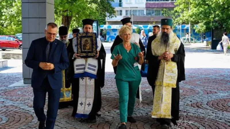 Патриарх Даниил благослови медици и пациенти във ВМА с Чудотворната Хавайска икона