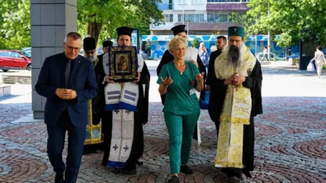 Патриарх Даниил благослови медици и пациенти във ВМА с Чудотворната Хавайска икона