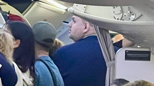 Папараците "Да, България" снимат Пеевски в полет на Turkish Airlines