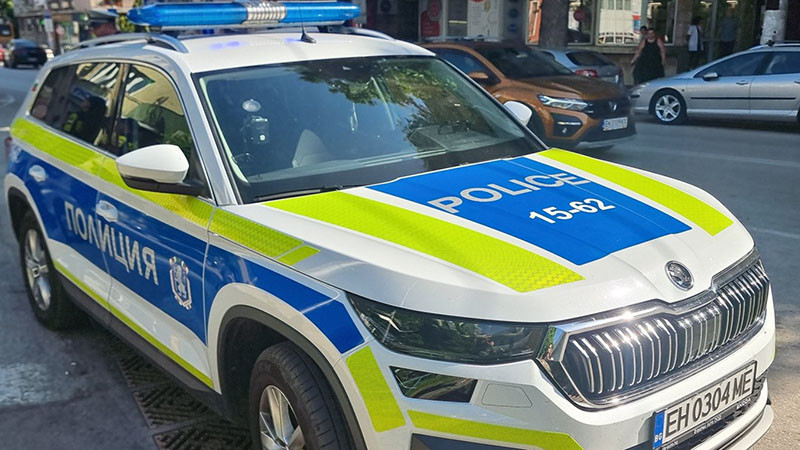 Шофьор на автобус свалил момче със специални потребности на 37 градуса жега