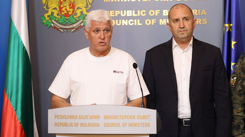 Тениската на военния министър превзе социалните мрежи
