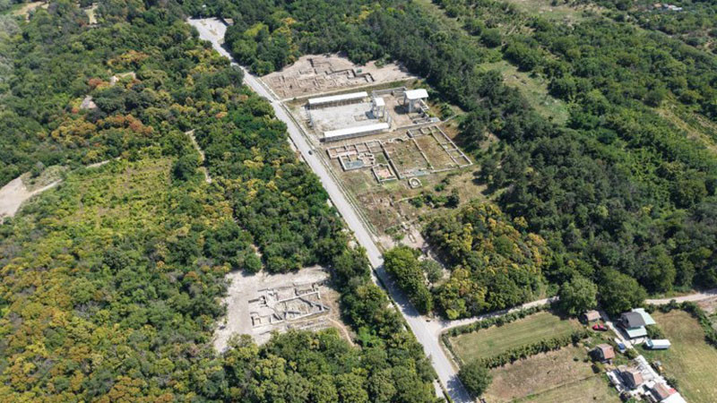 Колона с две гравирани изображения на пауни е сред откритията в град Нове край Свищов