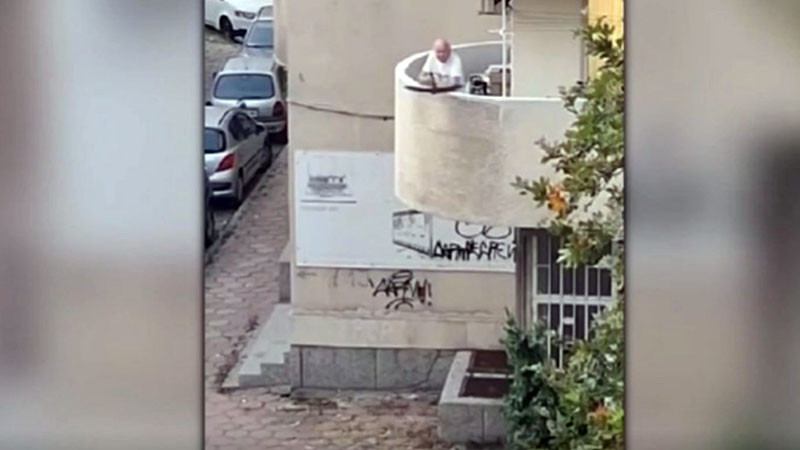 Мъж стреля с арбалет от терасата по минувачи в Пловдив (ВИДЕО)