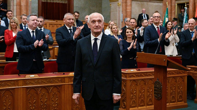 Унгарският парламент избра критик на Орбан за нов президент