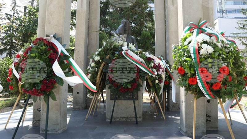 С вой на сирени и поднасяне на венци беше отбелязан Денят на спасението