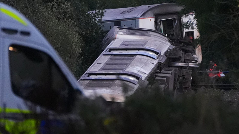 Пътнически влак дерайлира в Югоизточна Англия, най-малко 11 души са ранени