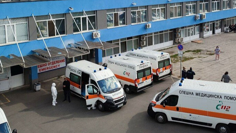Бургазлия се бори за живота си след катастрофа на червен светофар в Ахелой