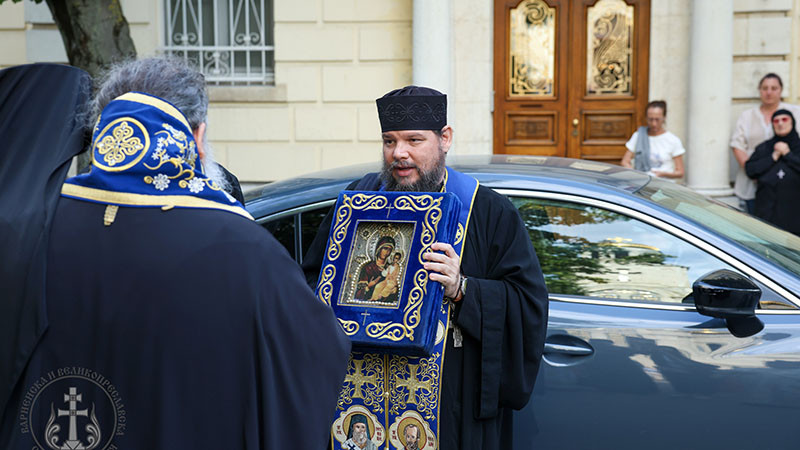 Във Варна хиляди се поклониха пред Хавайската мироточива икона на Богородица