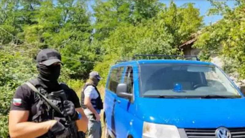 Трафик на хора, проституция и изнудване:Трима с обвинения и постоянен арест след акцията в Ботевград