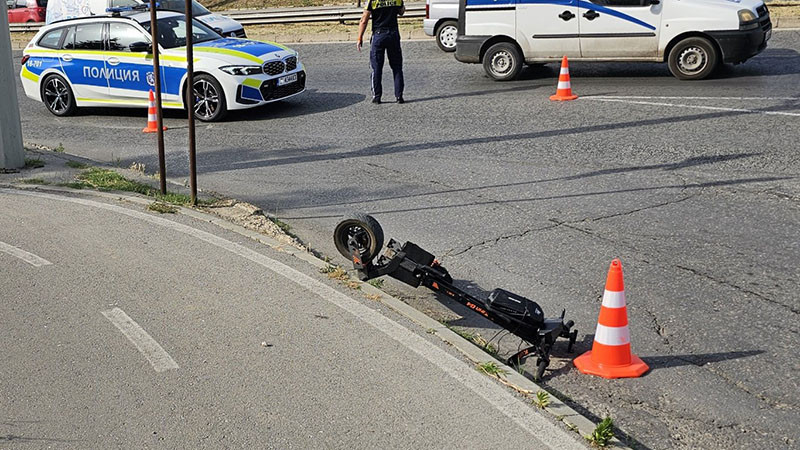Млад мъж е с мозъчен кръвоизлив, след като блъсна тротинетката си в автомобил в Несебър