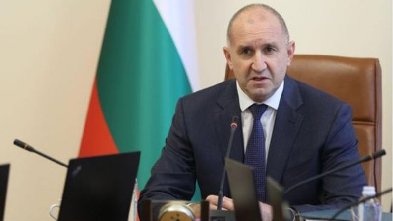 Радев: 5 вертолета и самолет „Спартан“ са в готовност за гасене на пожари