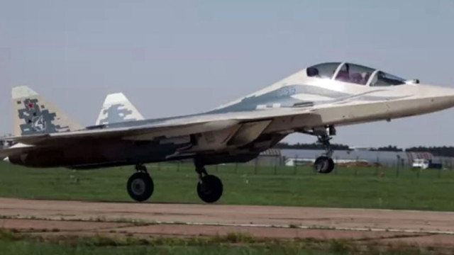 Русия показа новия Су-57 с две кабини: Изтребителят ще командва дронове от въздуха