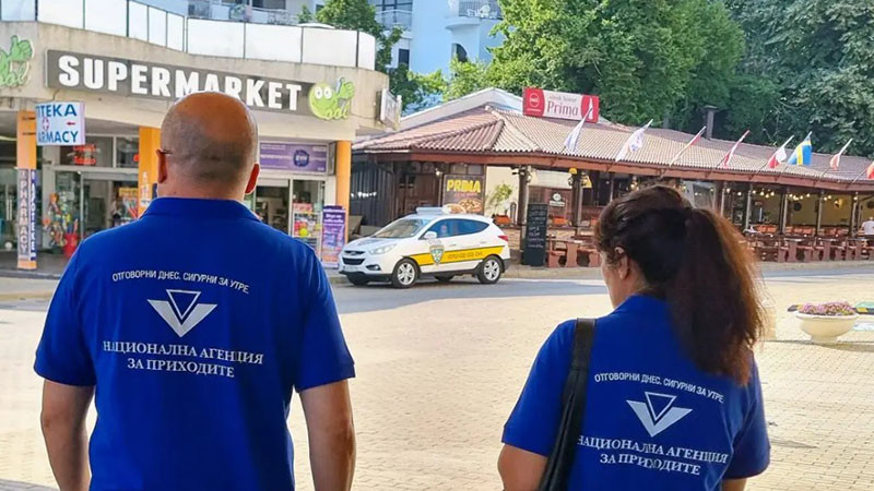 Мъж нападна данъчни инспектори при проверка в Слънчев бряг и избяга с касовия апарат
