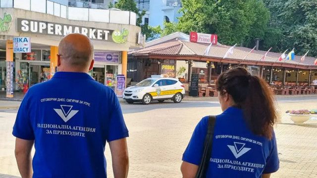 Мъж нападна данъчни инспектори при проверка в Слънчев бряг и избяга с касовия апарат