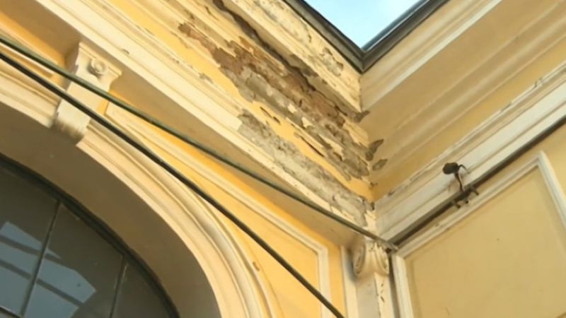 Бившият царски дворец в София се руши