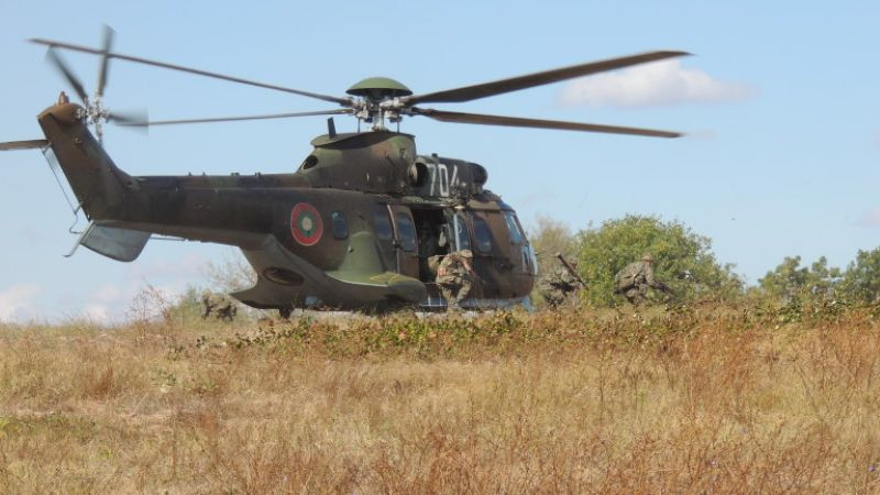 Пожар избухна край врачанското село Тлачене, военен хеликоптер се включи в гасенето