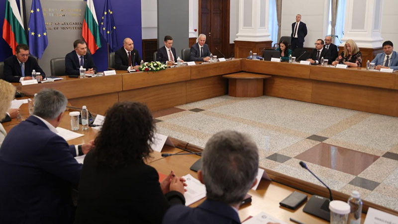 Радев: Действията на кабинета срещу прането на пари са гарант за излизане от "сивия списък"