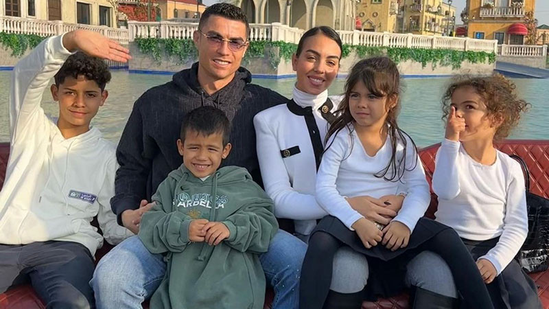Джорджина Родригес осинови трите най-големи деца на Роналдо