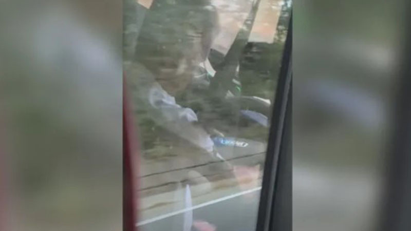 Шофьор гледа видео за възрастни зад волана на автобус по линията София – Казанлък