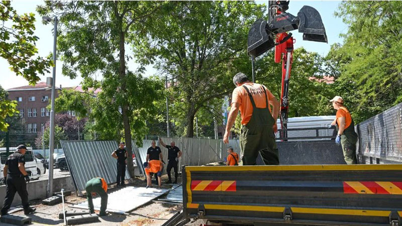 Столична община запорира сметките и автомобилите на „Капитолия“ и запечатва обекта