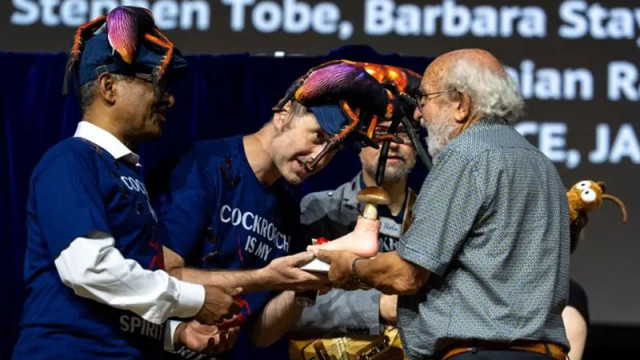 Мляко от хлебарки и бельо в земята: отличиха най-необичайните научни изследвания